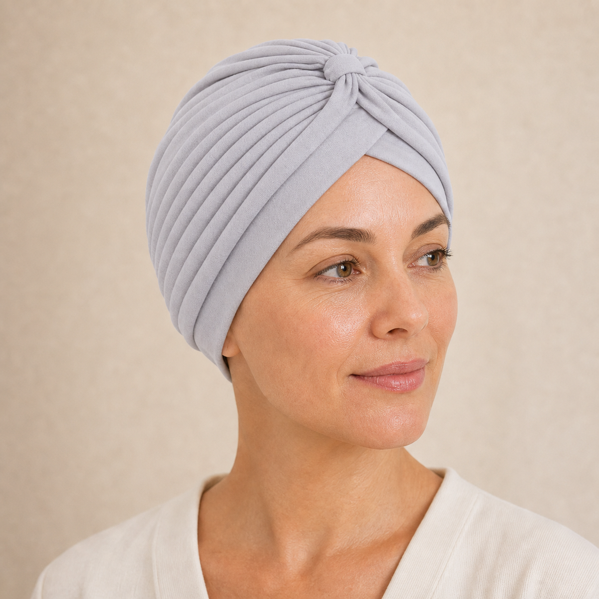 Pañuelo set de Gorros Turbante Neutros, llevado por modelo en una composición para un look femenino elegante